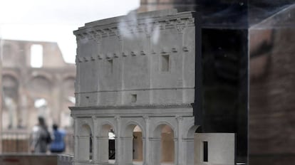Una de las maquetas del anfiteatro expuestas con vistas del Coliseo real de fondo.