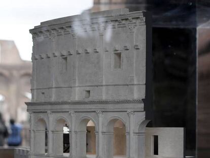 Una de las maquetas del anfiteatro expuestas con vistas del Coliseo real de fondo.