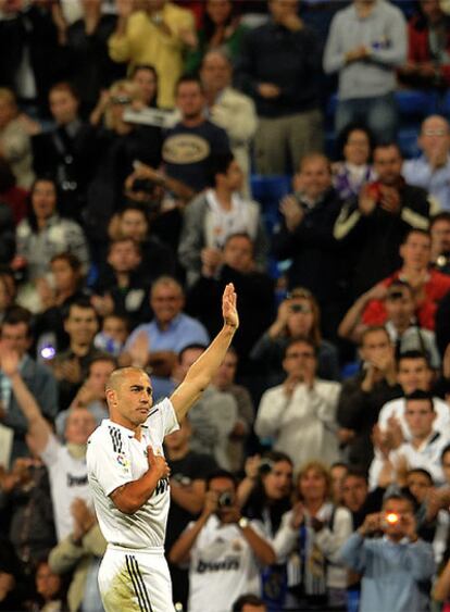 Cannavaro se despide del público del Bernabéu antes de ser sustituido en la segunda mitad