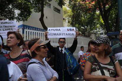 Los opositores venezolanos se empiezan a reunir antes del inicio de una manifestación masiva para exigir el fin de la crisis y en respaldo a la Presidencia interina de Juan Guaidó, este miércoles, en Caracas.