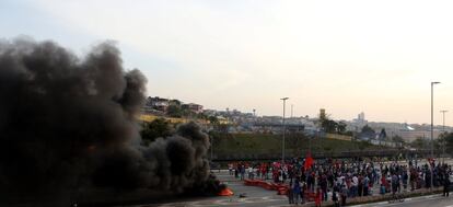 Manifestação pela manhã, em São Paulo, contra o impeachment, teve bloqueio de vias e barricadas. 