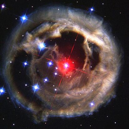 En 15 años, ha hecho unas 750.000 fotografías del universo como ésta, tomada en 2002 y que muestra los ecos de la explosión de la estrella supergigante roja V838 Monocerotis, situada a unos 20.000 años luz de los límites de la Vía Láctea.