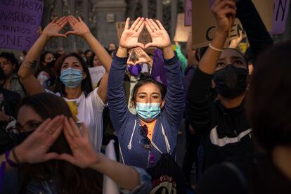 Varias mujeres participan en la manifestación convocada en Madrid por asociaciones feministas en defensa de los derechos de las mujeres, el 23 de octubre.