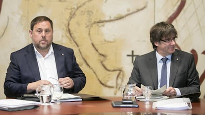 Reunión del consejo ejecutivo del Gobierno de la Generalitat de Cataluña. En la imagen Oriol Junqueras y Carles Puigdemont.