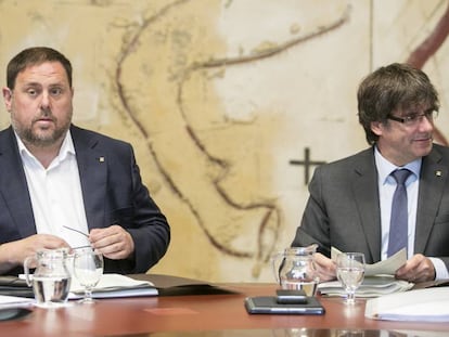 Reunión del consejo ejecutivo del Gobierno de la Generalitat de Cataluña. En la imagen Oriol Junqueras y Carles Puigdemont.