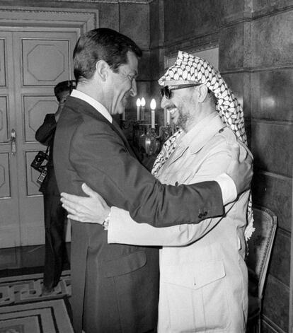 El Presidente del Comit&eacute; Ejecutivo de la Organizaci&oacute;n para la Liberaci&oacute;n de Palestina (OLP), Yasir Arafat, y el presidente del Gobierno, Adolfo Su&aacute;rez, se saludan en un encuentro en Madrid el 13 de septiembre de 1979.