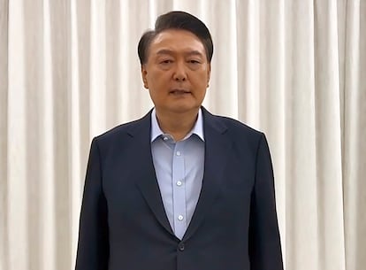 En esta imagen publicada por la Oficina del Presidente de Corea del Sur, el presidente surcoreano acusado, Yoon Suk-yeol, habla en Sel, este mircoles. 