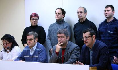 Desde la derecha, Edmundo Rodríguez, Sordo y Casado, junto a otros miembros de la Cumbre Social Vasca, en su rueda de prensa.