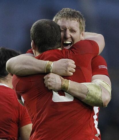 Gales gana a Irlanda en su campo,  Bradley Davies con Ian Evans