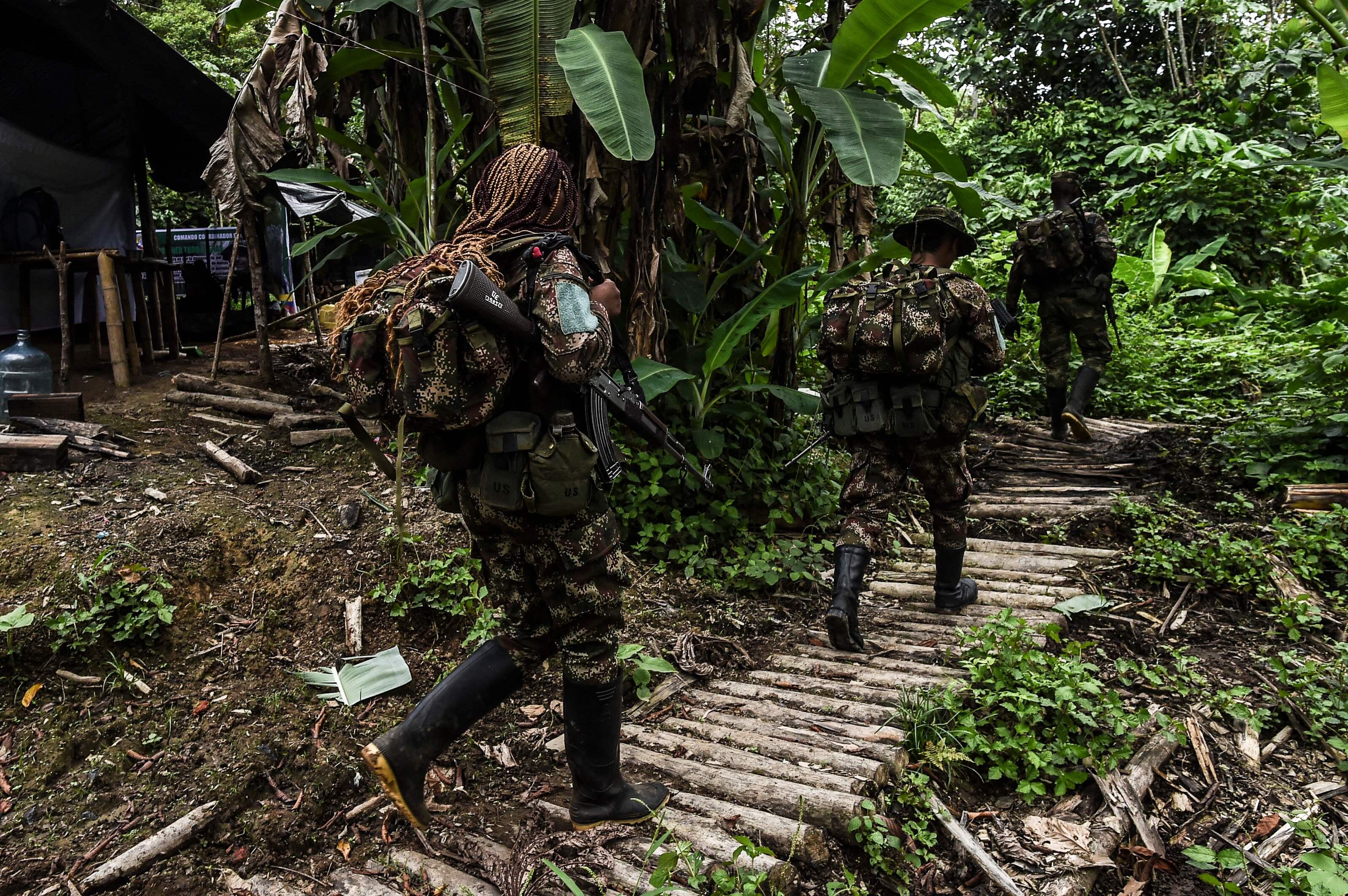 Guerrilleros disidentes de las FARC al salir de un campamento en el departamento colombiano de Nariño, el 1 de marzo de 2023..