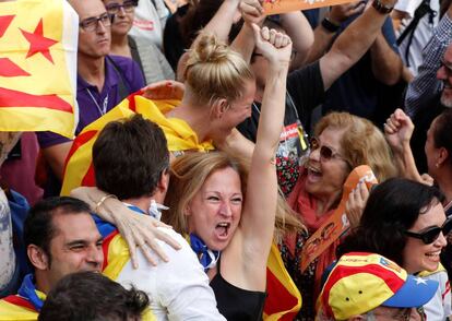 Reacciones de la gente que está siguiendo la votación del Pleno del Parlament en pantallas gigantes en Barcelona.