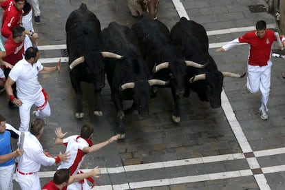 Los mozos corren delante de los toros de la ganadería salmantina de Valdefresno que han protagonizado el tercer encierro de los sanfermines, que ha resultado rápido y muy peligroso, al quedar un toro suelto en cabeza ya desde el primer tramo del recorrido.