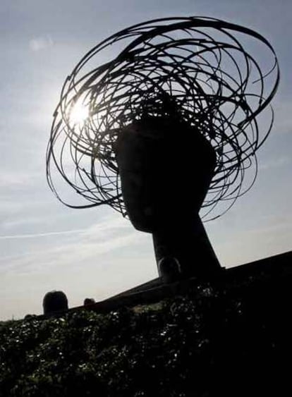 Escultura <b><i>Dama del Manzanares,</b></i> de Manuel Valdés, situada en el parque lineal del Manzanares.