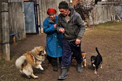 Melania Yakovchuk, de 80 años, del brazo de su hijo Fedor, de 60, durante su evacuación de Dvorichna, en el frente de Járkov, el 21 de marzo