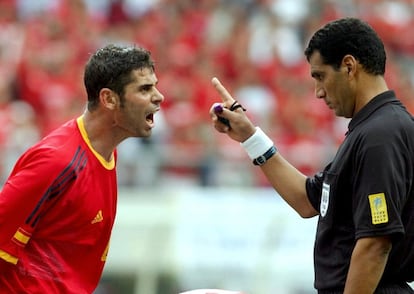 22 de junio de 2002. El capitán Fernando Hierro se encara con el árbitro egipcio Gamal al Ghandour. Los de José Antonio Camacho tuvieron la mala suerte de toparse con Corea del Sur en cuartos de final y el más que polémico arbitraje del egipcio, que perjudicó descaradamente a España y benefició a los anfitriones. Tras pasar la primera ronda con tres victorias ante Eslovenia (3-1), Paraguay (3-1) y Suráfrica (2-3), España ganaba a Irlanda en cuartos (1-1) en la tanda de penaltis. El destino de España hubiera sido otro de no haberse encontrado con Al Ghandour.