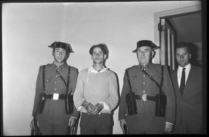 Raimundo Medrano, cuando fue detenido por la Guardia Civil junto a su amante en 1965.