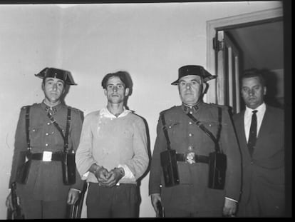 Raimundo Medrano, cuando fue detenido por la Guardia Civil junto a su amante en 1965.