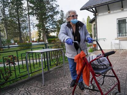 Hilaria González, de 86 años, en la residencia de mayores de Buitrago del Lozoya en la que vive