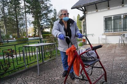 Hilaria González, de 86 años, en la residencia de mayores de Buitrago del Lozoya en la que vive