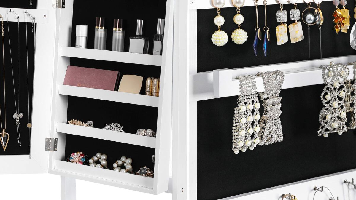 Un joyero vertical con espacio para accesorios.