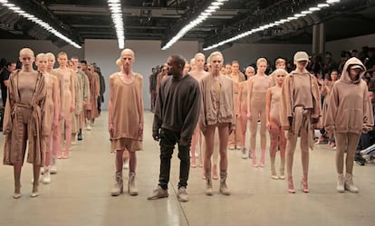 Kanye West posa durante el desfile de su marca de ropa Yeezy en la Semana de la Moda en Nueva York en 2015.