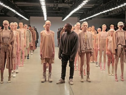 Kanye West posa durante el desfile de su marca de ropa Yeezy en la Semana de la Moda en Nueva York en 2015.