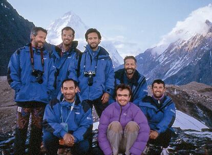 Detrás, y de izquierda a derecha, Lorenzo Ortas, Pepe Garcés, Javier Olivar, Javier Escarpín y Manuel Ansón. Delante, Manuel Avellanas y Lorenzo Ortiz. ESte último falleció, junto a Olivar y Escarpín, en 1995 en el K2