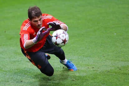 El portero del Real madrid, iker Casillas, entrena de cara a su debut en Champions, donde se prevé que sea el portero titular del conjunto de Ancelotti en detrimento de Diego López, que ha jugado los últimos partidos de Liga.