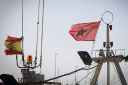 Algunos de los barcos de la flota pesquera de la localidad gaditana de Barbate con la bandera de cortesía marroquí. EFE/Archivo