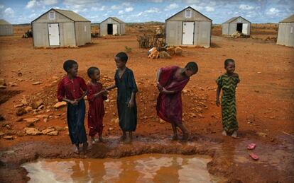 <p>En 2013 se completaron los primeros prototipos del refugio RHU y comenzaron a instalarse en varios lugares. El primero de ellos fue Dollo Ado, un campamento para refugiados somalíes en Etiopía. Los resultados de la prueba fueron alentadores porque las viviendas se pudieron instalar sin problema y los refugiados les dieron una calificación positiva. También aportaron información muy valiosa para realizar futuras mejoras.</p>