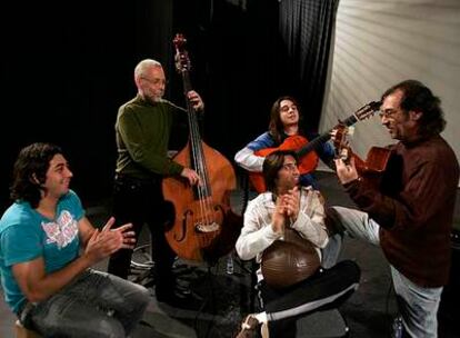 De izquierda a derecha, El Piraña, Dave Holland, Carlos Carmona, Juan Carmona y Pepe Habichuela, en un ensayo.