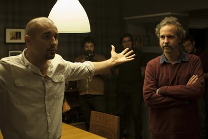 El actor Alain Hernández (izquierda) recibe instrucciones del director Marc Crehuet (derecha).