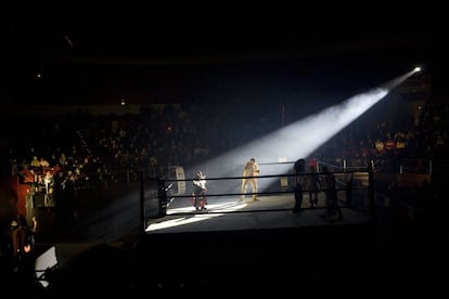 Este deporte-espectáculo forma parte de la cultura popular mexicana. Representa el enfrentamiento entre el bien y el mal en un ring. Sus protagonistas son superhéroes de carne y hueso, verdaderos gladiadores. En las pasadas fiestas de La Paloma, luchadores españoles debutaron en el cuadrilátero con sus máscaras y técnicas acrobáticas, como ocurriera en 2008 cuando visitaron Madrid, el Hijo del Santo y Blue Demon Jr., verdaderos iconos de la lucha libre.