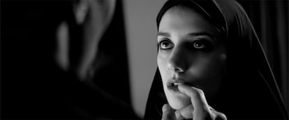 La chica en 'Una chica vuelve a casa sola de noche'. Otra de las más modernasrelecturas del mito fue la firmada por Ana Lily Amirpour en esta aplaudida ópera primade 2014 en el que la protagonista (Sheila Vand), cuyo nombre nunca conocemos, se pasea por las noches atrayendo en un parasitario suburbio iraní a hombres malvados para chuparles la sangre y cuya soledad sempiterna se choca con la de un joven jardinero. El filme ha dado pie a diversos ensayos sobre su retrato de la violencia liberadora, aunque su autora reniega de etiquetas: “Cuando Tarantino hizo 'Kill Bill',¿también le llamaban feminista?”