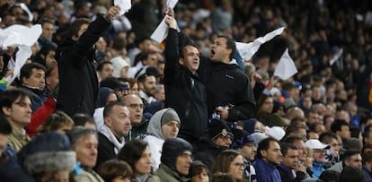 Algunos aficionados protestan en el Bernabéu el pasado sábado.