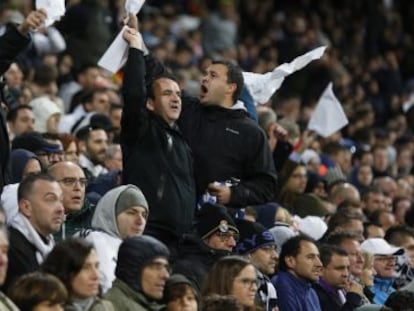 Algunos aficionados protestan en el Bernab&eacute;u el pasado s&aacute;bado.