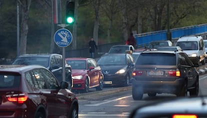 Autom&oacute;viles circulando en Madrid. 