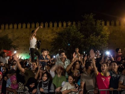 Seguidores del rapero marroqu&iacute; Muslim, durante el concierto celebrado el mi&eacute;rcoles 27 de mayo en Fez.