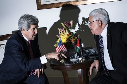 John Kerry en su segunda reuni&oacute;n con Mahmud Abbas, el s&aacute;bado, en Ramala.