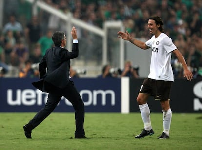 Mourinho felicita a Ibrahimovic por un gol con el Inter de Milán en 2008.