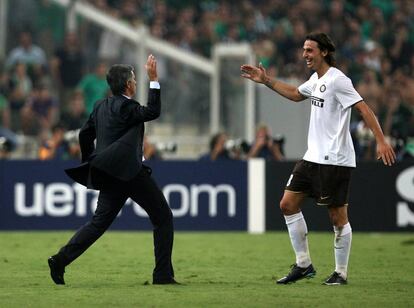 Mourinho felicita a Ibrahimovic por un gol con el Inter de Milán en 2008.