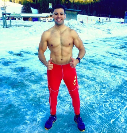 El deportista presume (también en la nieve) del torso que lo hizo viral.