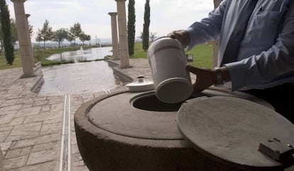 Un hombre deposita unas cenizas en el cementerio de Chiclana de la Frontera (Cádiz).