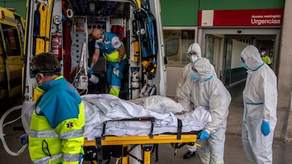 Traslado de un paciente desde el área de Urgencias del Hospital Infanta Leonor de Vallecas, en Madrid.