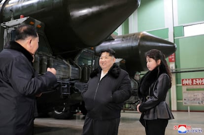 El líder norcoreano Kim Jong-un, acompañado de su hija Kim Ju-ae, visita una planta de producción de vehículos militares, en esta imagen difundida por la Agencia Central de Noticias de Corea del Norte (KCNA) el 5 de enero.