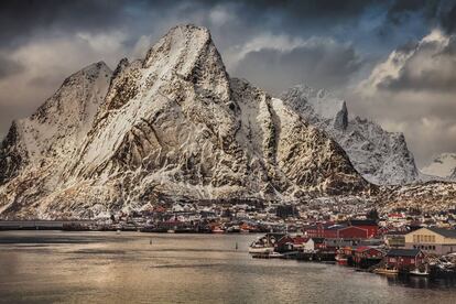 Vista de Reine, una de las más pintorescas localidades de las islas Lofoten (Noruega).