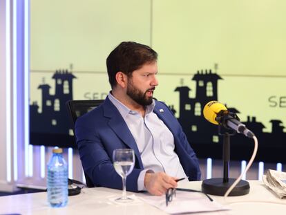 Gabriel Boric durante la entrevista en el programa 'A vivir' de Cadena SER