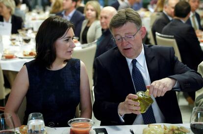 El presidente de la Generalitat Valenciana, Ximo Puig, acompañado de la ministra de Sanidad Carmen Montón, durante el almuerzo-coloquio organizado por el Club Siglo XXI.