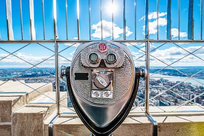 Binoculares en la plataforma de observación del Empire State Building .