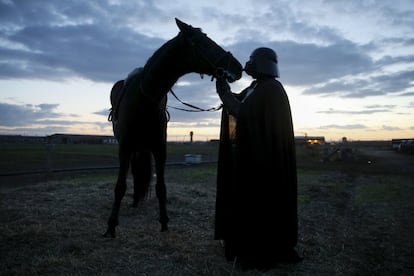 Aquí, Darth Vader posa mientras acaricia a un caballo en un establo. Los ciudadanos de Odesa se han acostumbrado a verle con su famoso casco por todos los rincones de la ciudad.